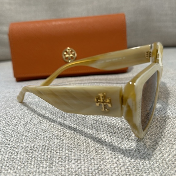 Tory Burch 2023 sunglasses - Picture 2 of 4